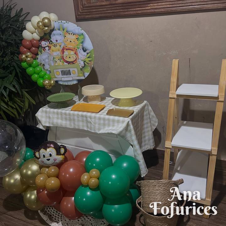 Mesa Safari com balões verde, terracota e dourado e macaquinho