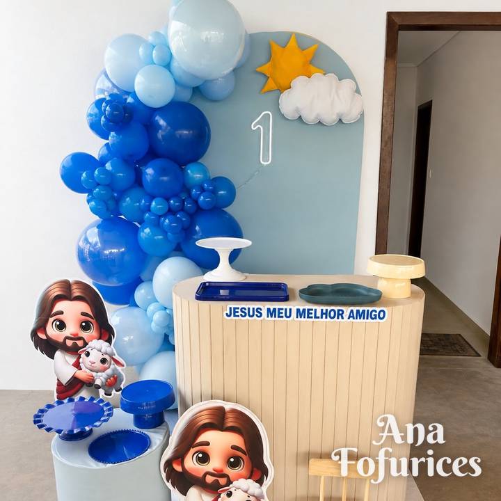 Festa Jesus Meu Melhor Amigo com arco de balões azuis, painel e mesa clara