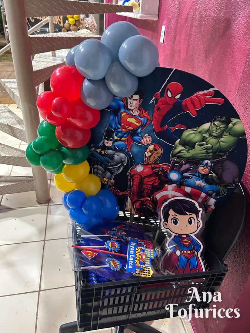 Kit de super-heróis dentro da caixa com painel, balões e personalizados